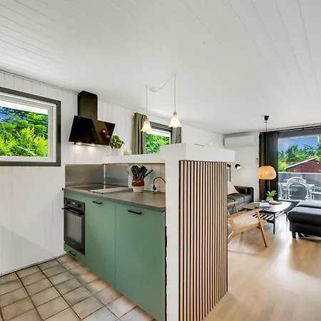 Lovely With Modern Facilities And Fenced Grounds, Ferienhaus *