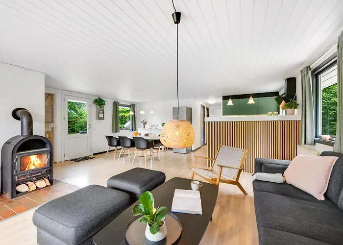 Lovely With Modern Facilities And Fenced Grounds *